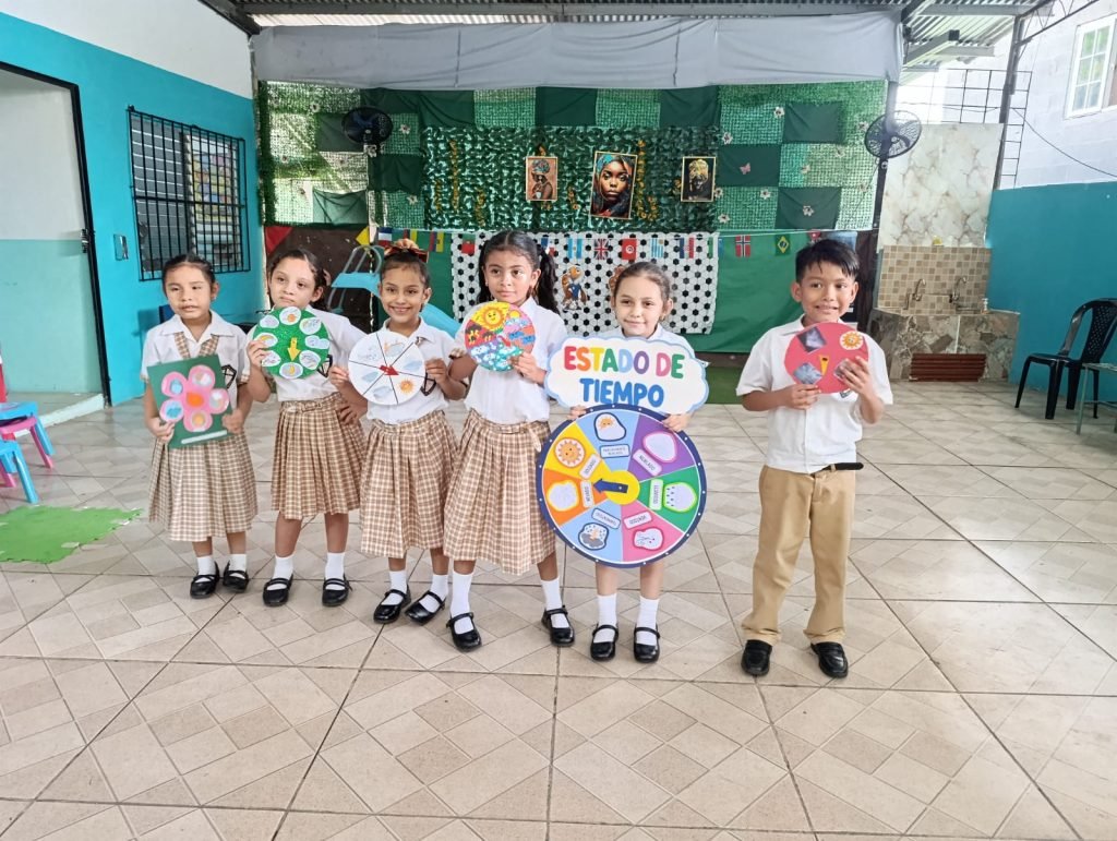 Estudiantes de Primaria presentando su proyecto escolar sobre el estado del tiempo