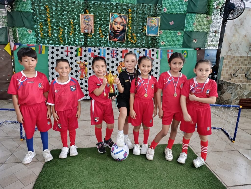 Mundialito Escolar - campeones con trofeo