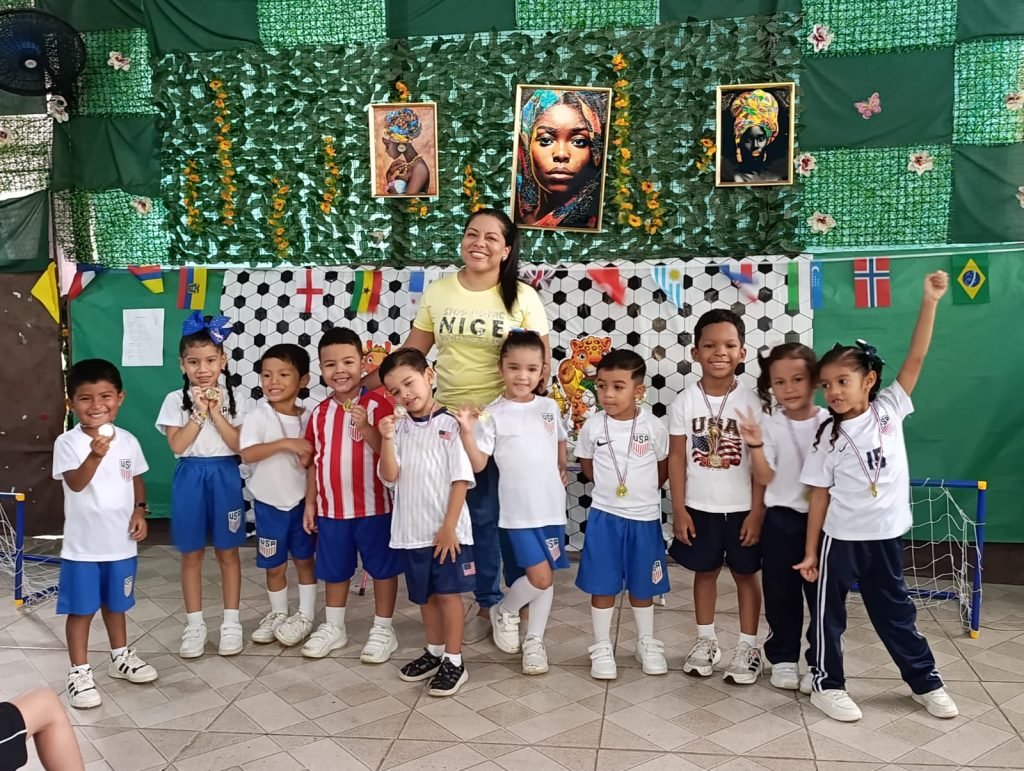 Estudiantes con medallas tras torneo deportivo escolar